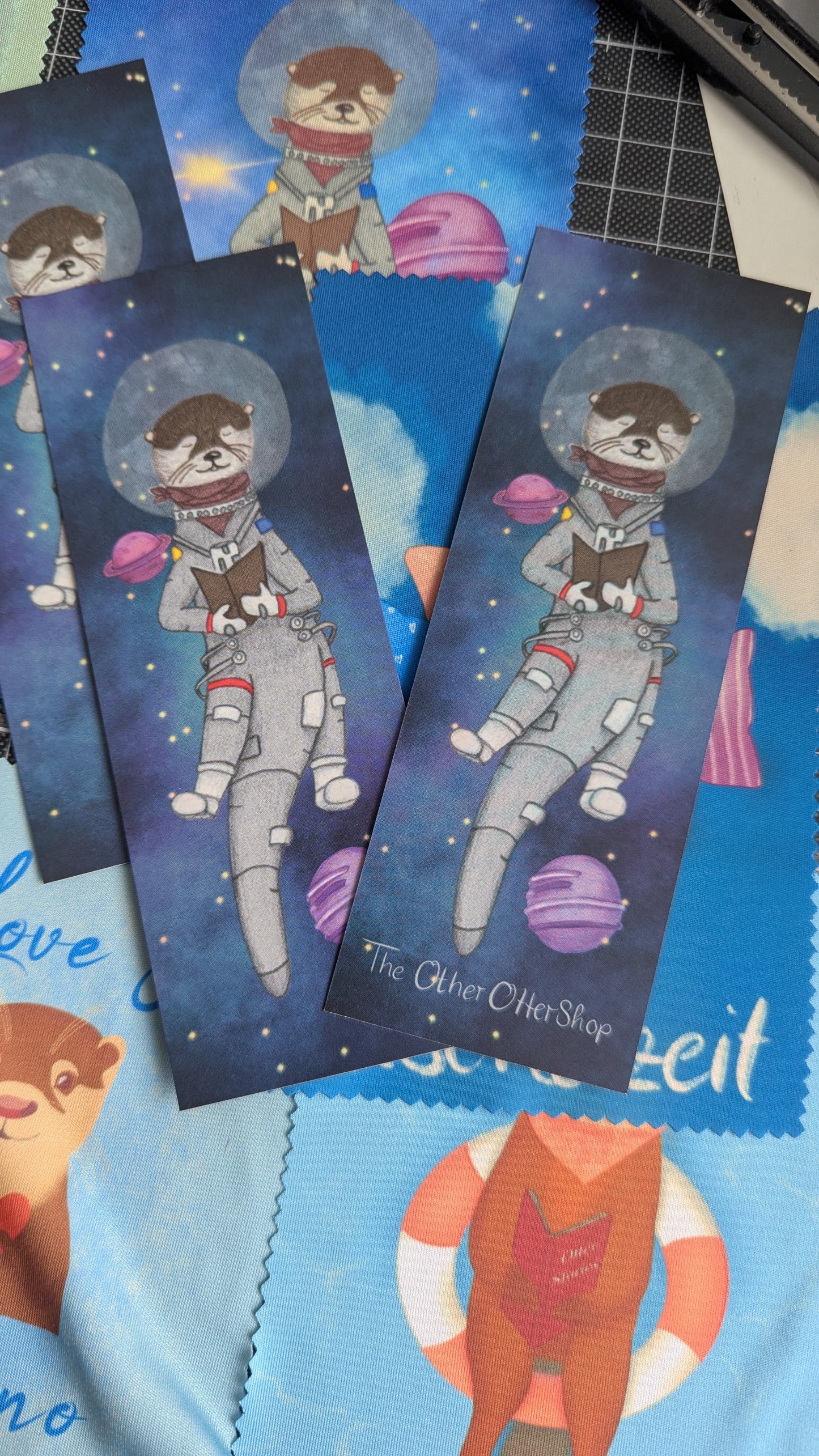 Otter Lesezeichen | Reading Otter in Space | Otter Astronaut im Weltall mit seinem Buch