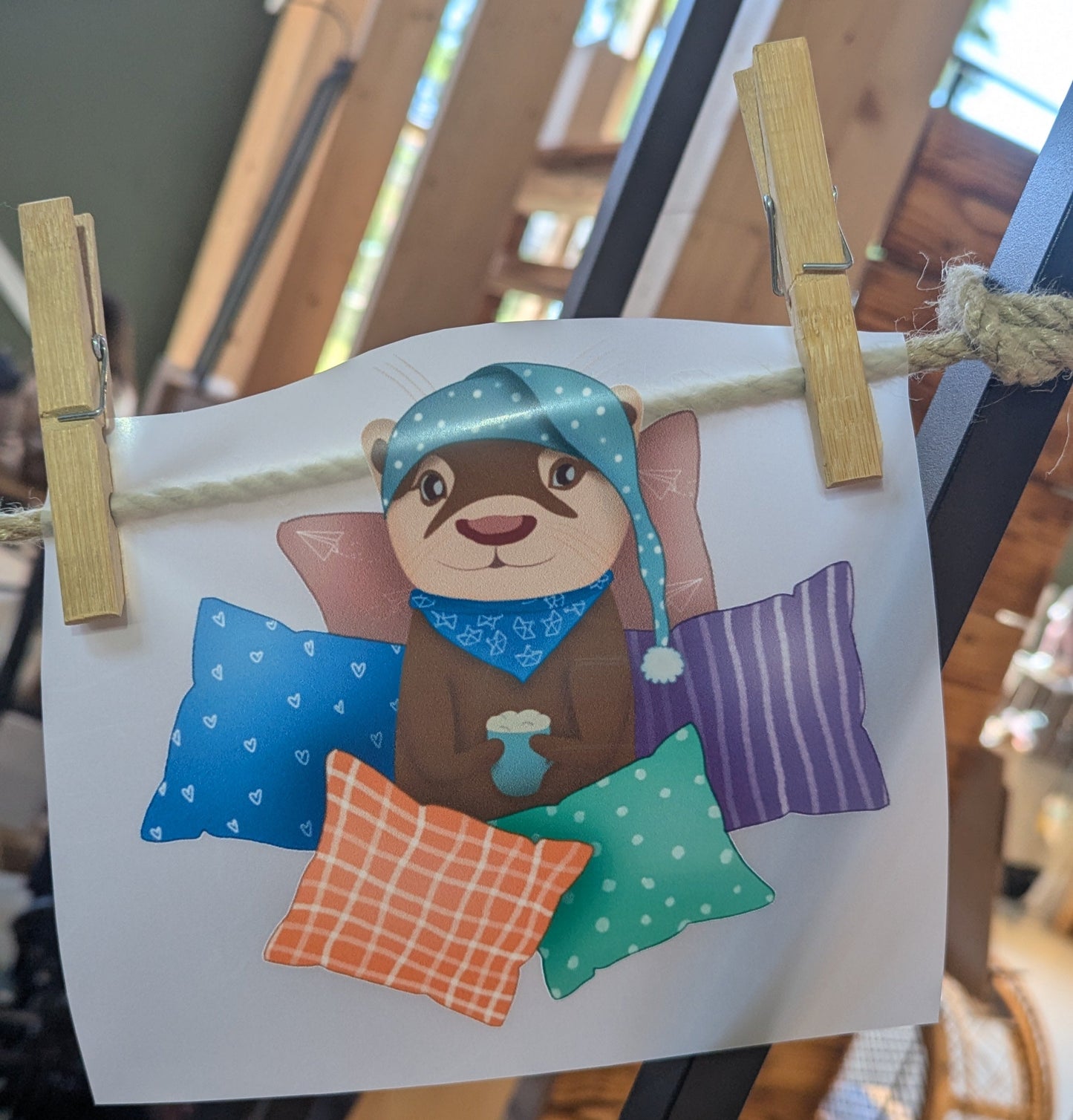 Otter-Bügelbild | Cozy Otter | zum selbst Aufbügeln | Otter im Kissenhaufen mit seiner heißen Schokolade