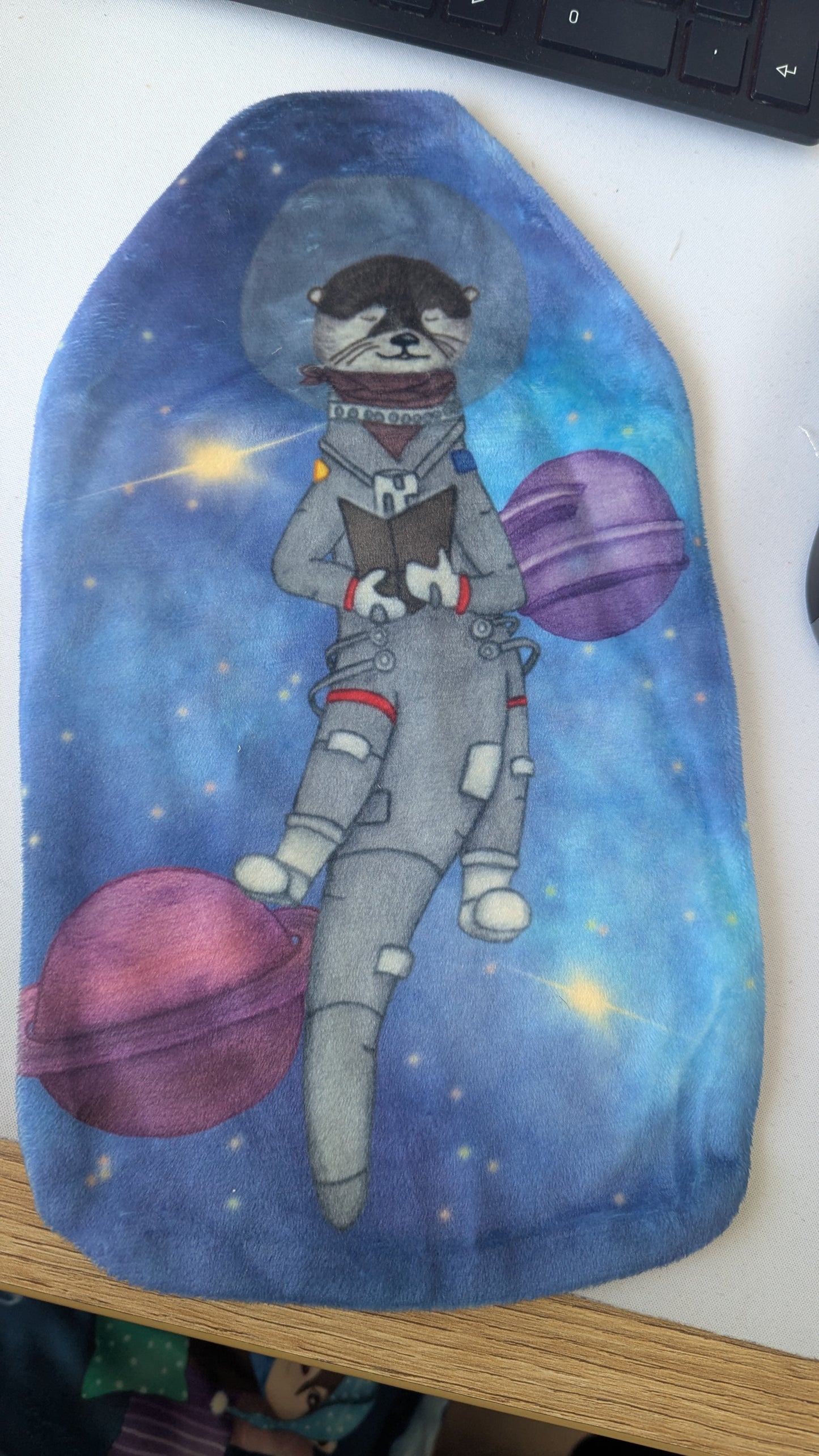 Otter Wärmflasche | Reading Otter in Space | Wärmflasche mit bedrucktem Stoffbezug für Kinder und Erwachsene