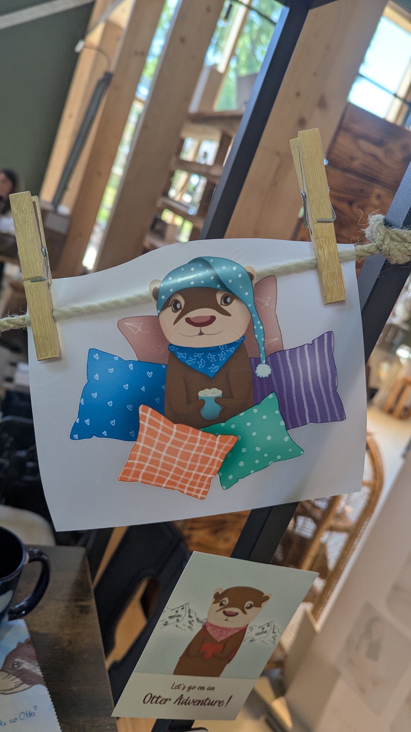 Otter-Bügelbild | Cozy Otter | zum selbst Aufbügeln | Otter im Kissenhaufen mit seiner heißen Schokolade