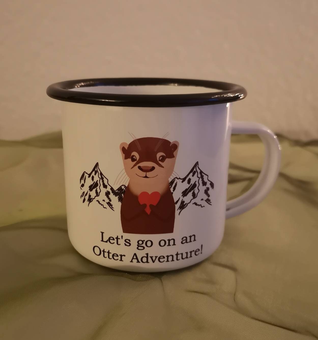 Let's go on an Otter Adventure! | süße Emaille Tasse mit schwarzem Rand | perfekt für Abenteurer | The Other Otter Shop