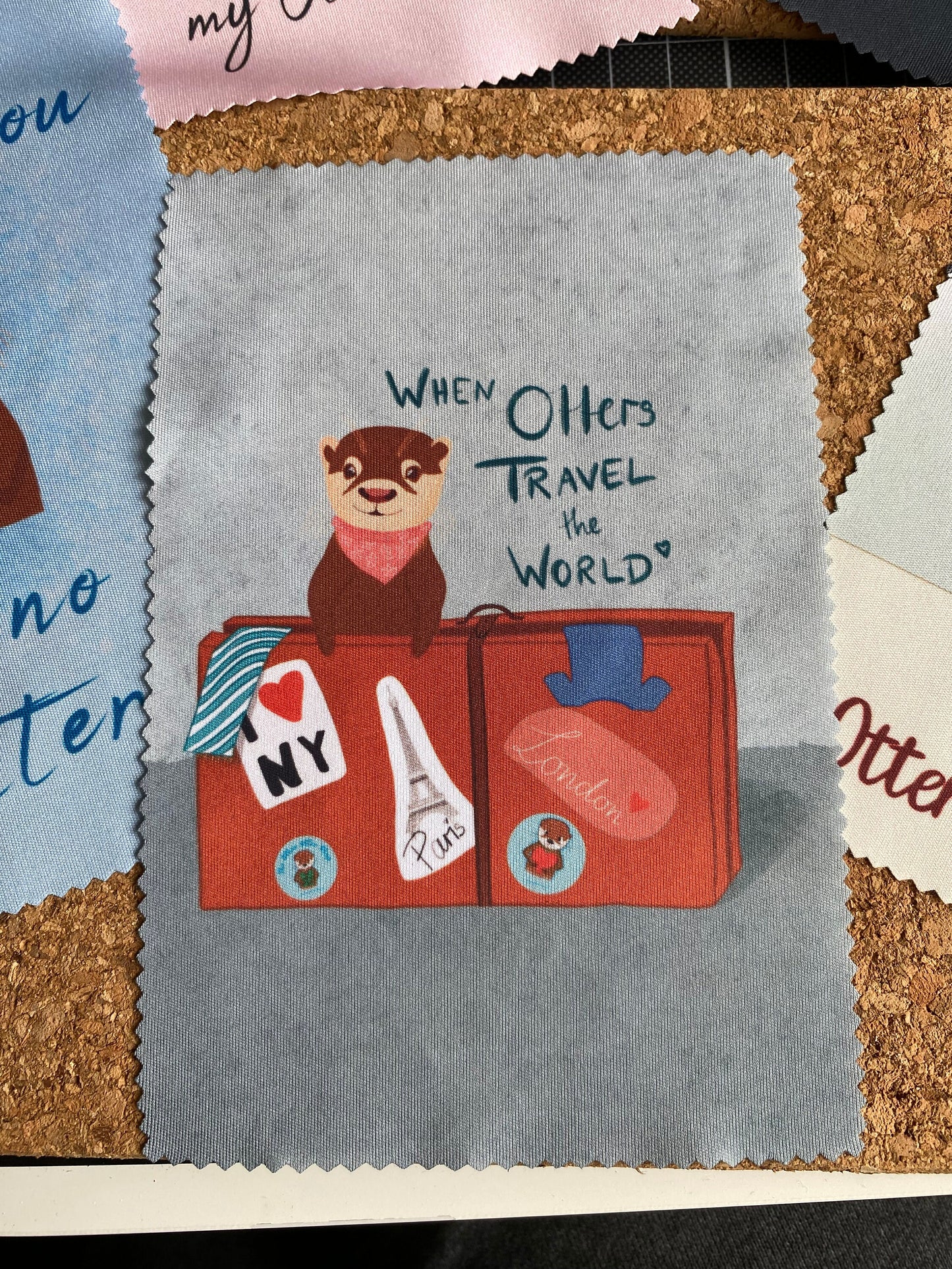 Otter-Glasreinigungstuch, Brillenputztücher mit Motiv "When Otters Travel the World" | Mikrofaser Tücher | süßes Geschenk von Hand bedruckt