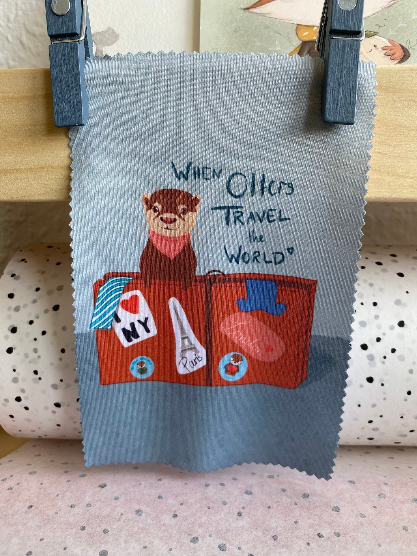 Otter-Glasreinigungstuch, Brillenputztücher mit Motiv "When Otters Travel the World" | Mikrofaser Tücher | süßes Geschenk von Hand bedruckt