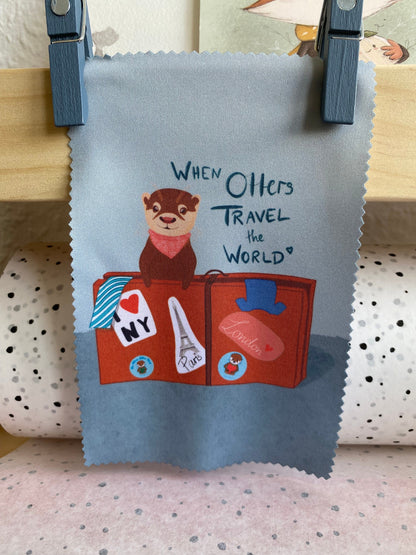 Otter-Glasreinigungstuch, Brillenputztücher mit Motiv "When Otters Travel the World" | Mikrofaser Tücher | süßes Geschenk von Hand bedruckt