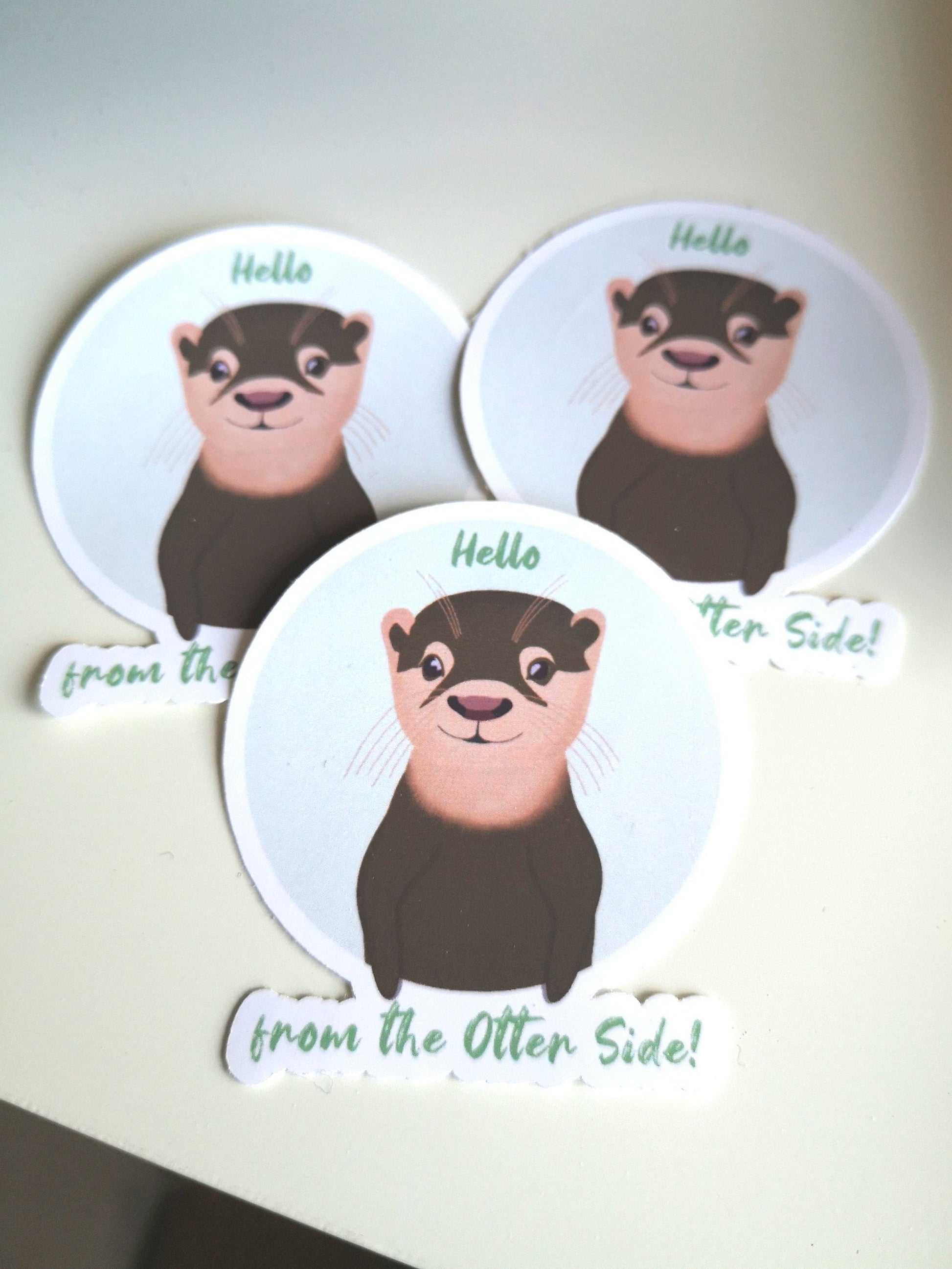 Hello from the Otter Side! - süßer Vinyl-Sticker mit dem kleinen Otter in grünem Kreis