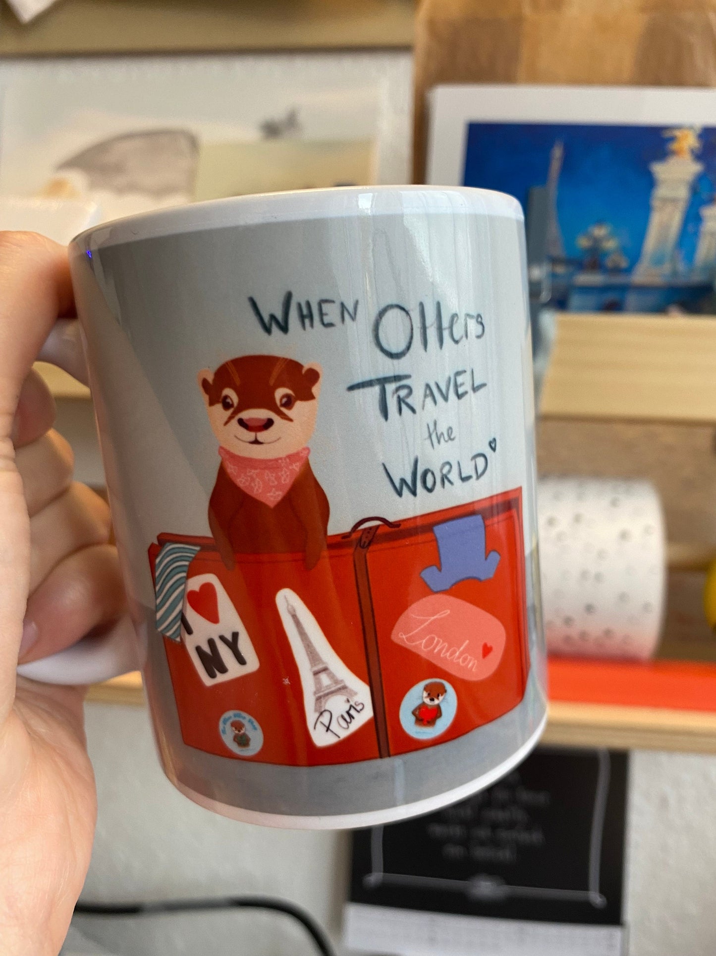 Otter-Tasse mit dem Motiv "When Otters Travel the World" | Keramiktasse | süßes Geschenk von Hand bedruckt