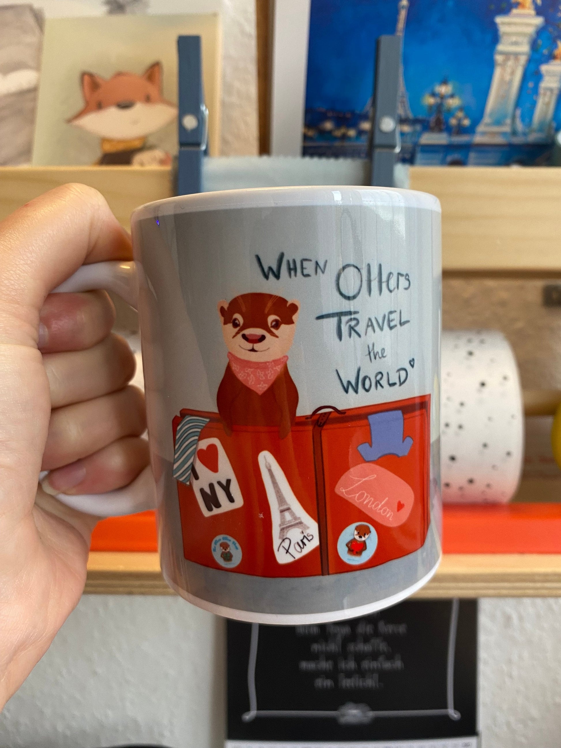 Otter-Tasse mit dem Motiv "When Otters Travel the World" | Keramiktasse | süßes Geschenk von Hand bedruckt