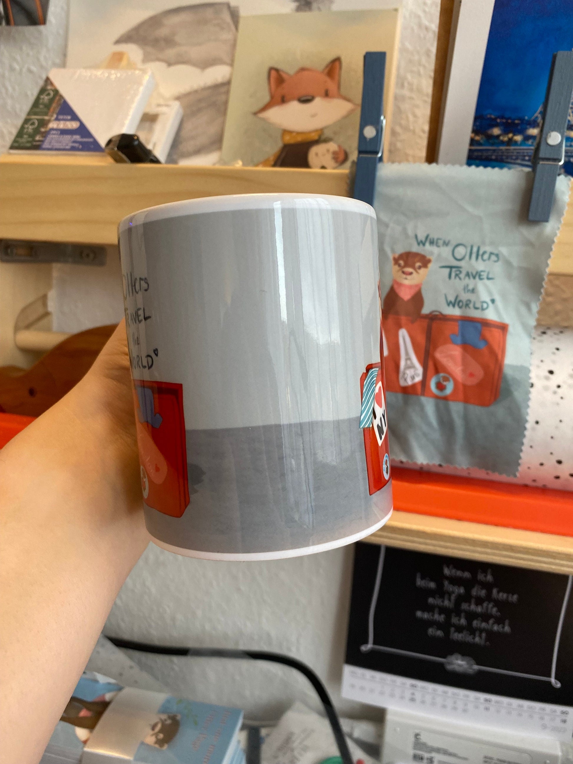 Otter-Tasse mit dem Motiv "When Otters Travel the World" | Keramiktasse | süßes Geschenk von Hand bedruckt