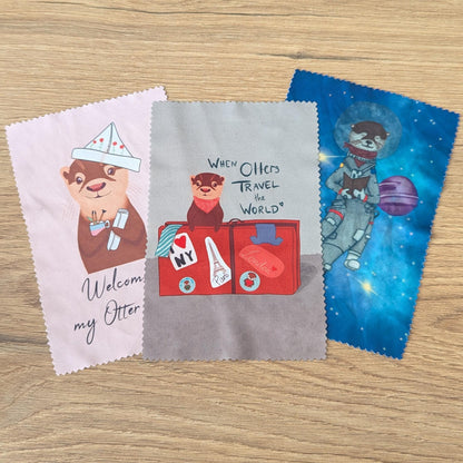 Otter-Glasreinigungstuch | Brillenputztücher mit Motiv "Otter Reading in Space" | Mikrofaser Tücher | süßes Geschenk von Hand bedruckt