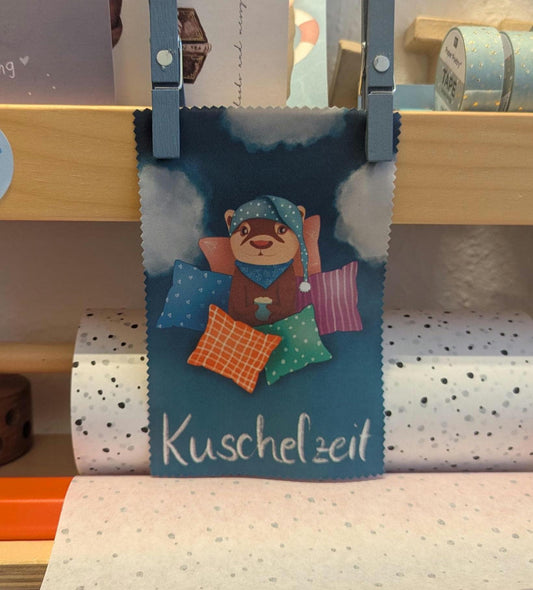 Otter-Glasreinigungstuch, Brillenputztuch mit Motiv "Cozy Otter - Kuschelzeit" | Mikrofaser Tücher | süßes Geschenk von Hand bedruckt