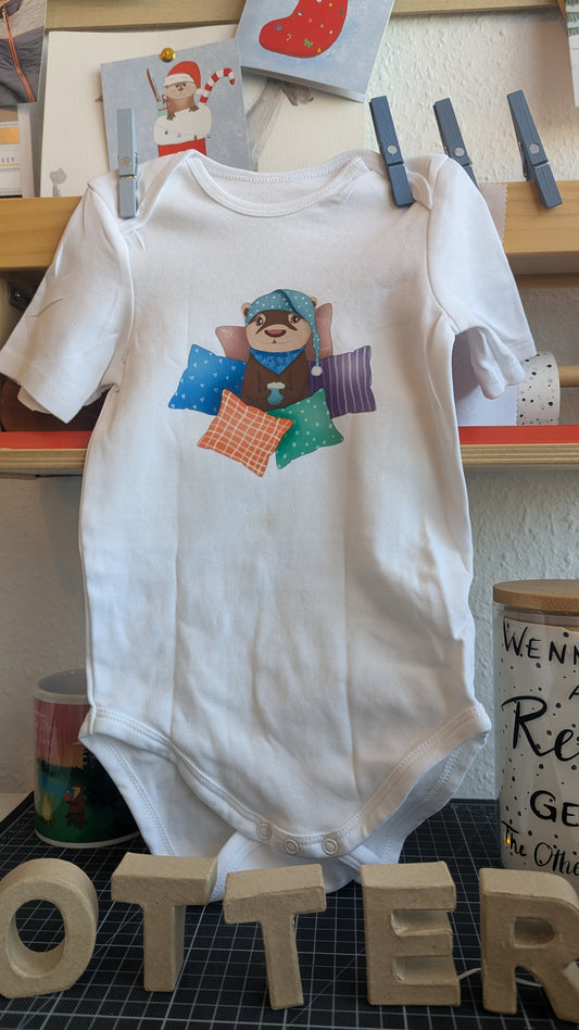Baby-Body | "Cozy Otter - Kuschelzeit" | für Neugeborene und Kleinkinder | kleiner Otter in mitten von Kissen mit heißer Schokolade in den Pfoten
